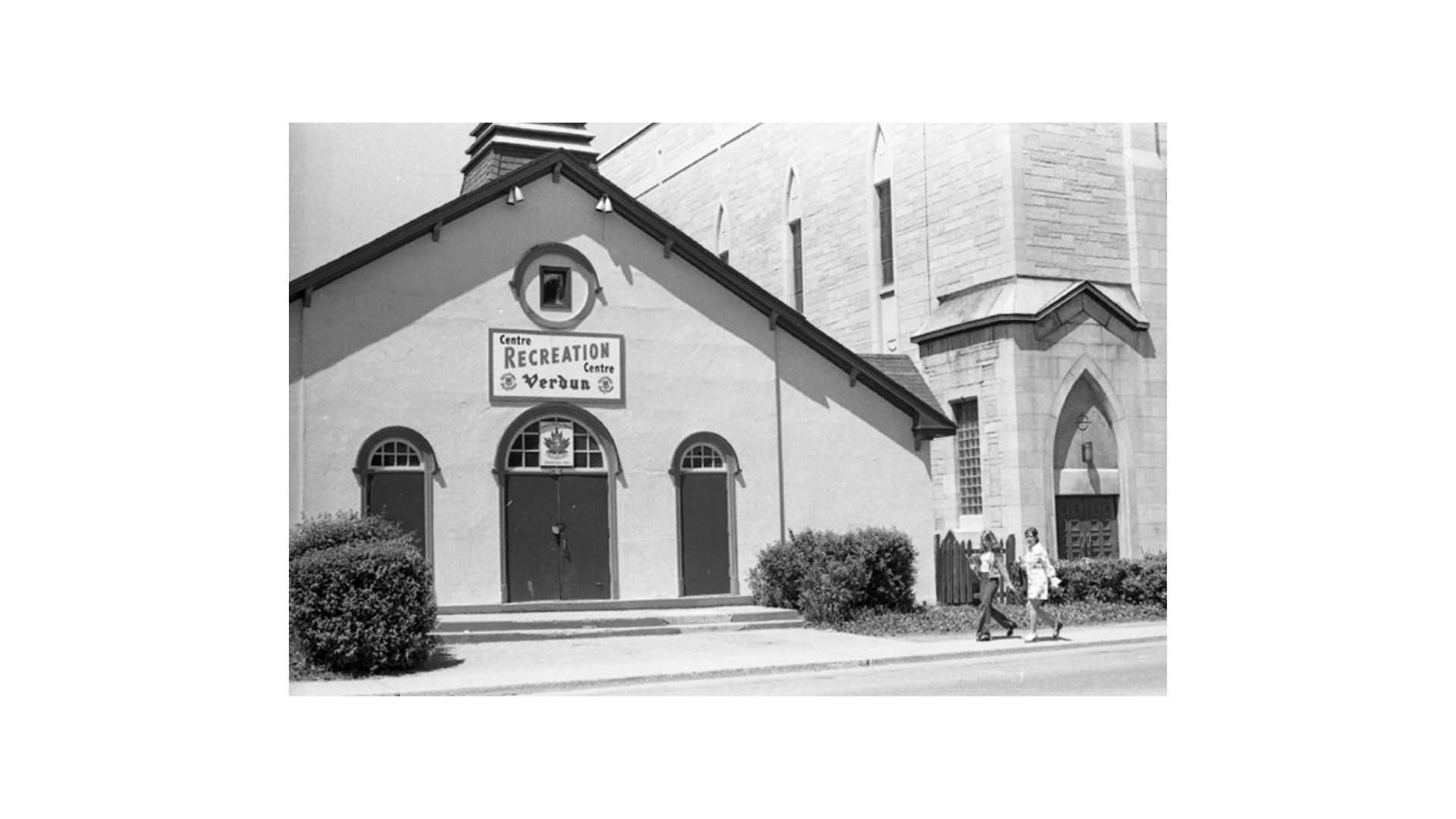Toute une histoire — Avant l’église St-Thomas More