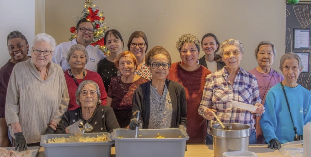 Les aînées de la Résidence Ambiance Île-des-Sœurs préparent 240 repas de Noël